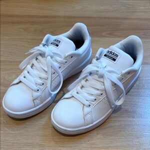 Adidas White Sneakers Minimalist Design Rubber Sole